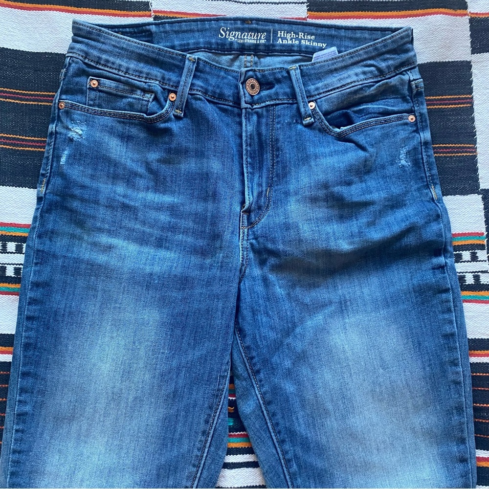 Levi’s High Rise Ankle Skinny Denim Jeans. Distressed style. Size 6..  28/25. - Picture 3 of 8